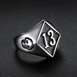 Nahaufnahme des Vintage-Edelstahl-Totenkopfrings mit geprägter Zahl 13 auf der Seite