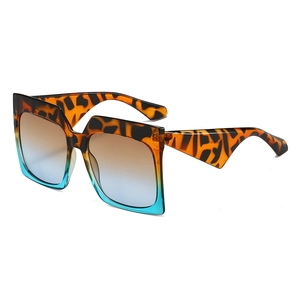 Fashionable oversized square sunglasses with tortoiseshell frame and gradient lenses
