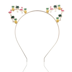 Détail du serre-tête avec breloques colorées de flamant rose, ananas et palmier