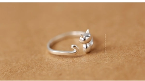 Macro shot of silver cat ring showing 0.8cm cat head height and 1.8cm diameter detail