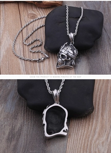 Detailed front and back view of a 3D pirate skull pendant with a twisted rope chain