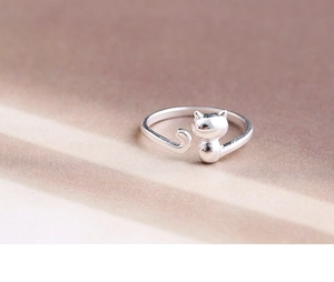 Detailed macro view of an adjustable silver cat ring with a polished glossy finish