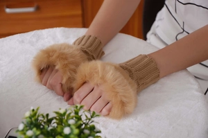 Primer plano de guantes sin dedos cálidos con piel sintética y puños de punto para mujer.