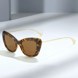 Trendy tortoiseshell cat eye sunglasses with gold metal temples in a modern 45-degree angle