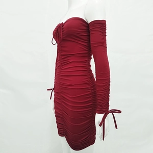 Gros plan détaillé de la robe plissée rouge à épaules dénudées avec lacets aux manches