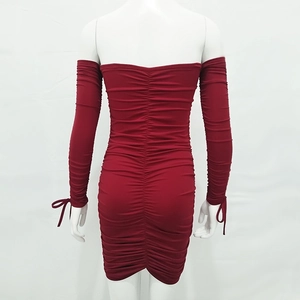 Vue détaillée du dos d'une mini-robe rouge foncé à épaules dénudées avec plis et lacets aux poignets