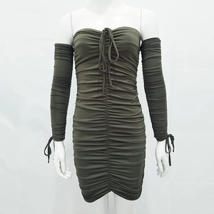 Détail de la robe mini plissée vert armée à épaules dénudées avec manches longues assorties