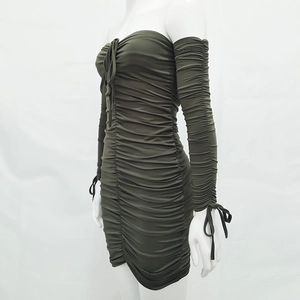 Détails de la robe dos nu vert armée avec texture froncée et cordons de serrage aux manches