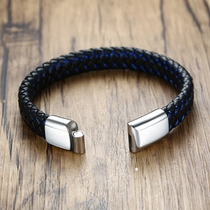 Dettaglio del bracciale in pelle intrecciata blu e nera con chiusura magnetica in acciaio
