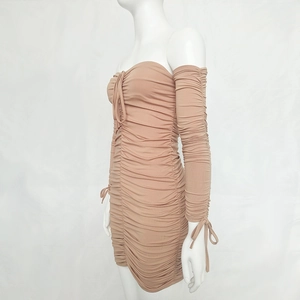 Vue de côté robe mini plissée beige à épaules dénudées et manches longues sur mannequin
