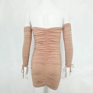 Vue arrière détaillée d'une mini robe nude plissée à épaules dénudées et manches longues