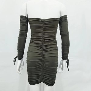 Détail du dos d'une robe courte vert armée à épaules dénudées avec plis et manches à cordon