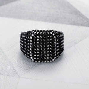 Bague punk pour homme carrée avec finition noire vintage et texture à matrice de points