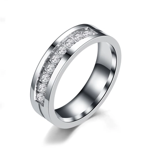 Vue détaillée d'une bague en acier inoxydable argenté avec sertissage de cristaux