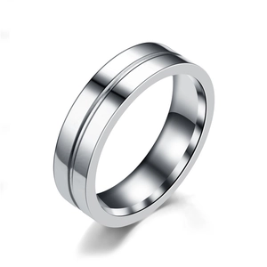 Vue détaillée d'une bague en acier inoxydable argenté avec finition brossée et polie