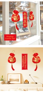 Dettaglio degli ornamenti di Capodanno in velluto rosso con nappe dorate e striscione