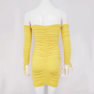 Détail du dos plissé de cette robe mini jaune sexy à épaules dénudées sur un mannequin