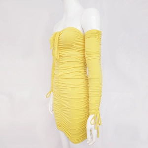 Vue latérale de la mini robe plissée jaune à épaules dénudées avec manches longues et lacets