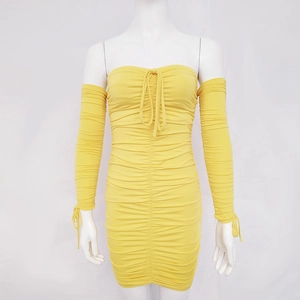 Détail d'une robe plissée jaune avec cordon de serrage et manches froncées assorties