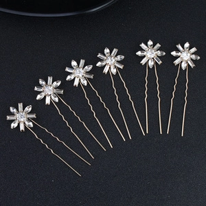 Dettaglio di sei forcine sposa a U dorate con decorazioni floreali in strass lucenti