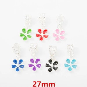 Dettaglio di ciondoli a fiore in smalto da 27mm in sette colori per gioielli DIY