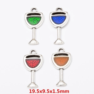 Dettaglio di ciondoli a calice in quattro colori con misure di 19,5x9,5x1,5 mm