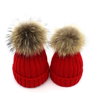 Ensemble de bonnets en tricot rouge parent-enfant avec de grands pompons en fourrure