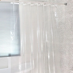 Tenda da doccia trasparente in PEVA con 3 magneti mostrata in un ambiente bagno