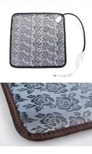 Détail du tapis chauffant pour animaux avec motif rose gris et cordon de protection renforcé