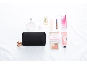 Trousse de toilette noire de voyage avec tirette en cuir marron, organiseur de maquillage.