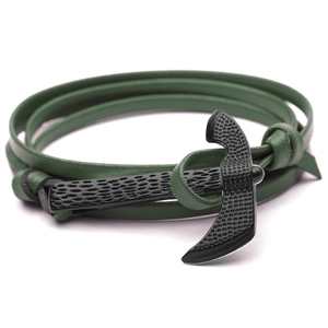 Detail van groene lederen wikkelarmband met een zwarte metalen bijlsluiting van dichtbij