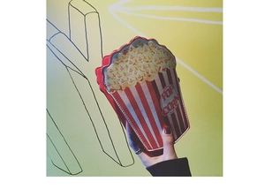 Creative popcorn shaped crossbody bag with red and white stripes and gold chain strap