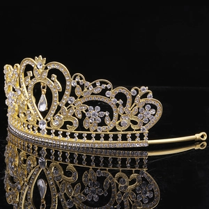 Détail d'une couronne de mariée baroque dorée avec cristaux et pendentif goutte