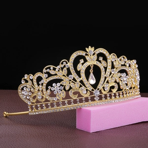 Détail de la couronne de mariée baroque dorée avec strass clairs et gemme en goutte d'eau