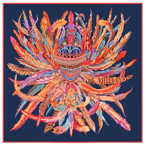 Détail macro d'un foulard en soie aux motifs de plumes et ornements de couronne