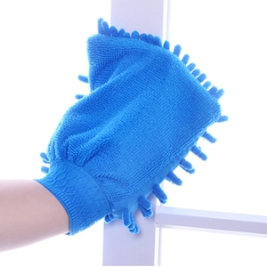 Gant de lavage épais en chenille bleue nettoyant un cadre de fenêtre blanc avec précision