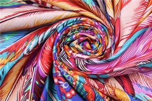 Détail du foulard en satin de soie de 130cm avec motifs de plumes et couronnes colorés