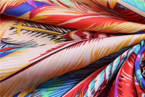 Gros plan détaillé du foulard en soie sergé montrant des plumes et la texture du tissu