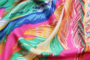 Détail du motif de palmier tropical sur tissu en satin de soie sergé du grand foulard
