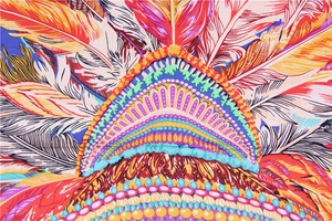Gros plan détaillé du motif de plumes et bijoux sur une écharpe en soie satinée