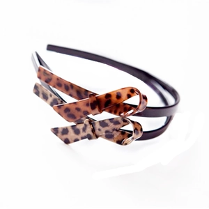 Close-up of double-layered leopard print bow decoration on a fashion hair cuff