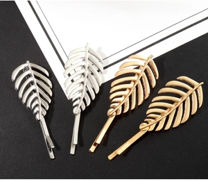 Détails de barrettes à cheveux en forme de plume dorées et argentées en lot