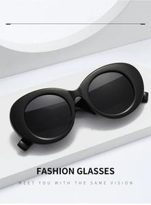 Gros plan de lunettes de soleil ovales noires sur un bloc géométrique blanc pur
