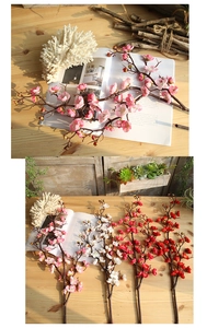 Detalle de ramas de cerezo en seda rosa y blanca para decoración nórdica hogar