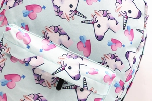 Dettaglio della stampa con unicorno e cuori con cuciture precise su tela azzurro chiaro