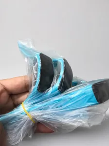 Correas de reloj deportivo LED azul claro y negro en embalaje a granel sobre asfalto