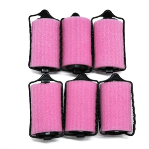 Detailansicht von 6-teiligen rosa Schwamm-Lockenwicklern mit schwarzem Kunststoffrahmen