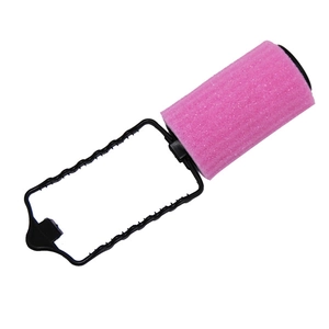 Detailansicht der rosa Schaumstoff-Lockenwickler mit schwarzen Clips für das Styling