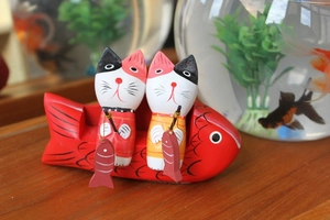 Hand-painted wooden couple cat figurines sitting on a fish base for Nordic home decor