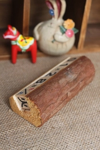 Détail d'un calendrier perpétuel en bois massif avec blocs de date rotatifs